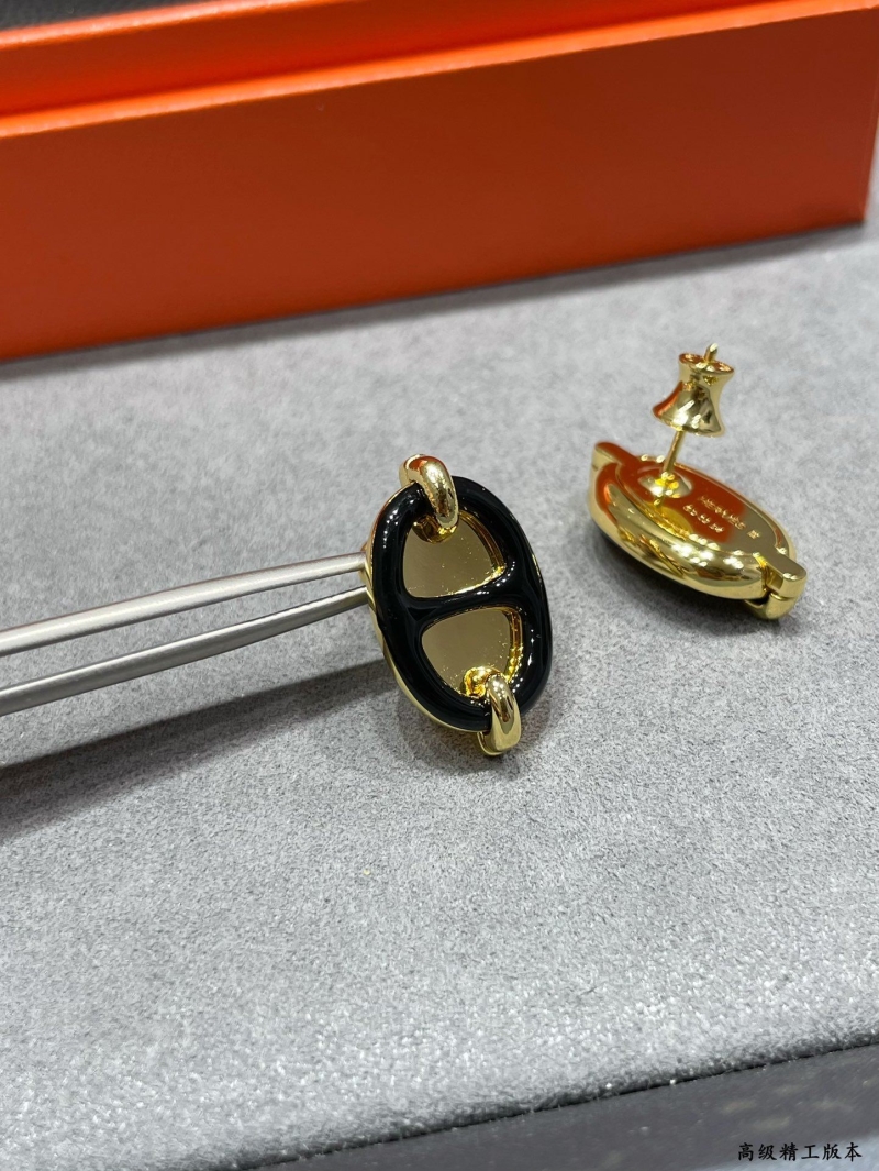 H**me5 earrings